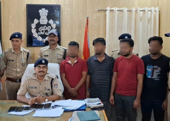 हेलीकॉप्टर टिकट बुकिंग के नाम पर यात्रियों से लाखों की ठगी करने वाले 4 आरोपी गिरफ्तार