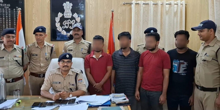 हेलीकॉप्टर टिकट बुकिंग के नाम पर यात्रियों से लाखों की ठगी करने वाले 4 आरोपी गिरफ्तार