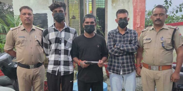 सोशल मीडिया पर वायरल वीडियो ने 3 युवको को पहुंचाया पुलिस हिरासत में