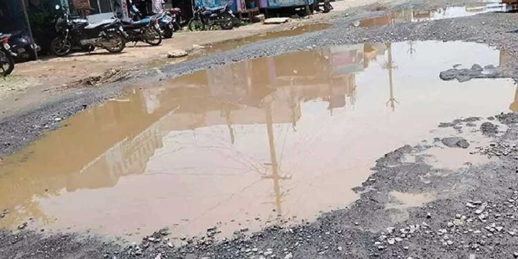 खस्ताहाल भारतीय सड़कें और अवैध निर्माण – अर्थव्यवस्था को पहुँच रहा भारी नुकसान