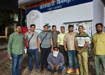 17 साल पहले जेल से फरार इनामी बदमाश चढ़ा एसटीएफ के हत्थे