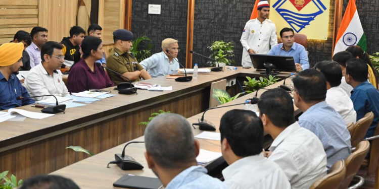 मानकों का उल्लंघन करने वालों पर होगी एफआईआर : डीएम