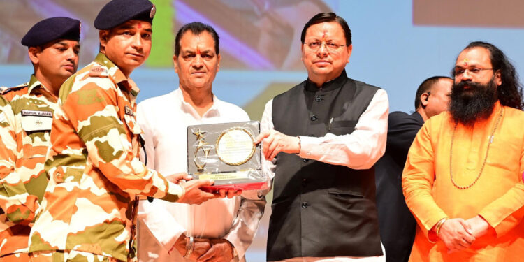 सीएम ने आपदा में सहयोग करने वाले कर्मियों को किया सम्मानित