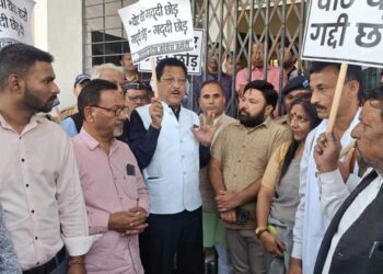 राज्य निर्वाचन आयोग कार्यालय पर कांग्रेस कार्यकर्ताओं का प्रदर्शन