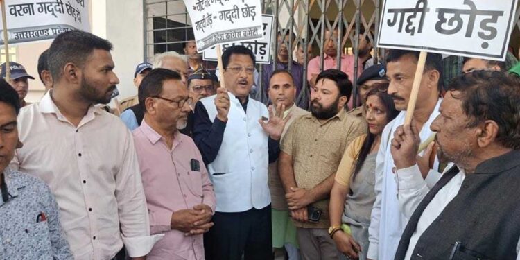 राज्य निर्वाचन आयोग कार्यालय पर कांग्रेस कार्यकर्ताओं का प्रदर्शन