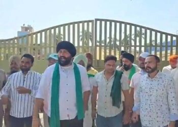 किसानों ने मंडी गेट पर जड़ा ताला