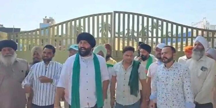 किसानों ने मंडी गेट पर जड़ा ताला