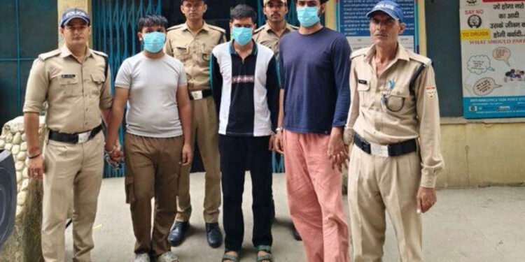 सस्ते आईफोन बेचने के नाम पर ठगी करने के तीन आरोपी गिरफ्तार