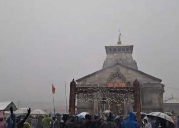 केदारनाथ धाम में हुई सीजन की पहली बर्फबारी