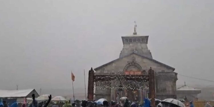केदारनाथ धाम में हुई सीजन की पहली बर्फबारी केदारनाथ धाम में हुई सीजन की पहली बर्फबारी
