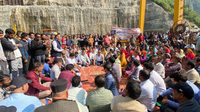 लखवाड़ बांध से प्रभावित करीब 32 गांवों के लोगों ने किया विरोध प्रदर्शन