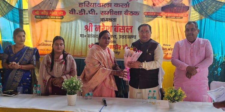 सांसद नरेश बंसल ने हरियावाला गांव लिया गोद