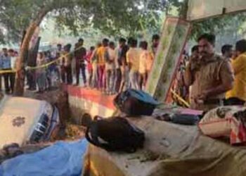 मरीज लेकर जा रही निजी एंबुलेंस का टायर फटने से 4 लोगो की मौत