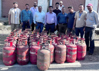 खाद्य प्रतिष्ठानों से 42 घरेलू सिलेंडर जब्त