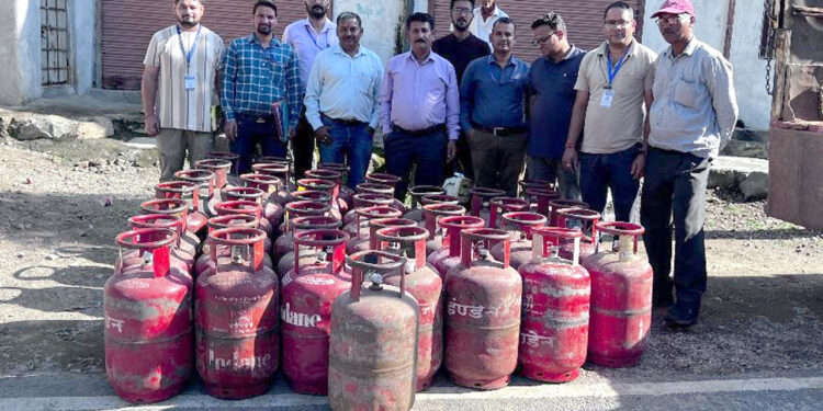 खाद्य प्रतिष्ठानों से 42 घरेलू सिलेंडर जब्त