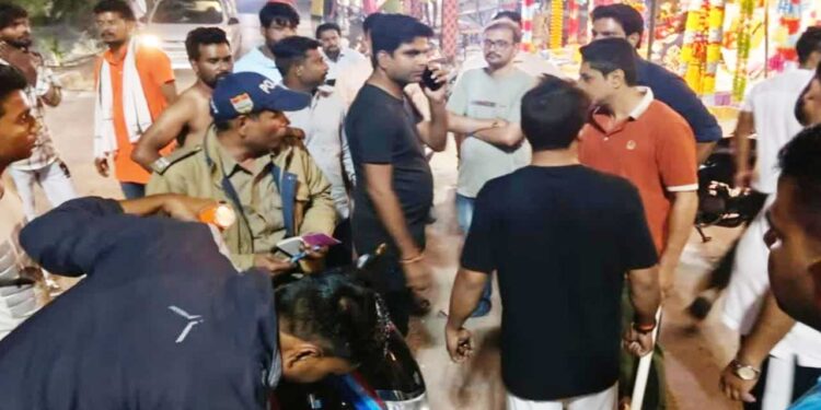 पटाखे चलाने को लेकर दो पक्षों में जमकर मारपीट