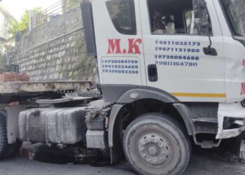 बद्रीनाथ हाईवे पर नशे में धुत्त ट्रोला चालक ने कुचले वाहन