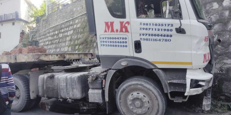 बद्रीनाथ हाईवे पर नशे में धुत्त ट्रोला चालक ने कुचले वाहन