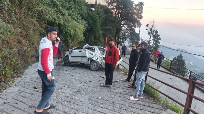 अनियंत्रित होकर खाई में गिरी कार, बाल-बाल बचा चालक