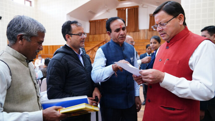 मुख्यमंत्री धामी ने जनता मिलन कार्यक्रम में सुनी जन समस्याएं