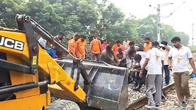 ट्रेन की चपेट में आने से आधा दर्जन गौवंश की मौत