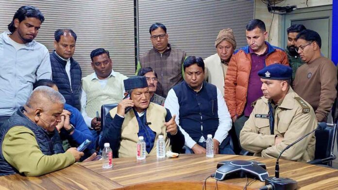 एफआईआर दर्ज कराने को थाने पर गरजे हरदा