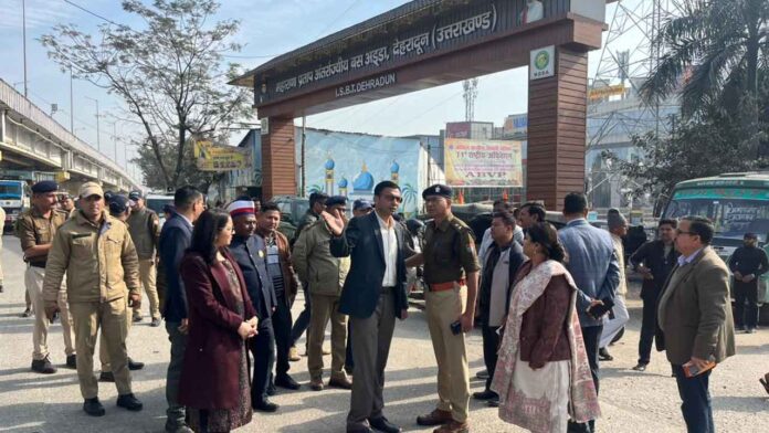 आईएसबीटी निकासी गेट पर बने निर्माण ध्वस्त व चौकी शिफ्ट करने के निर्देश