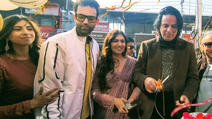 बॉलीवुड अभिनेता राहुल रॉय ने किया मैजिक ब्रश यूनिसेक्स सैलून का उद्घाटन