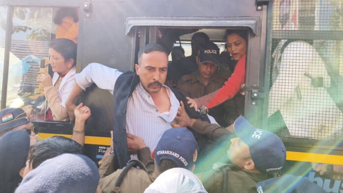 बेरोजगार नर्सिंग अधिकारियों का सीएम आवास कूच, पुलिस ने हिरासत में