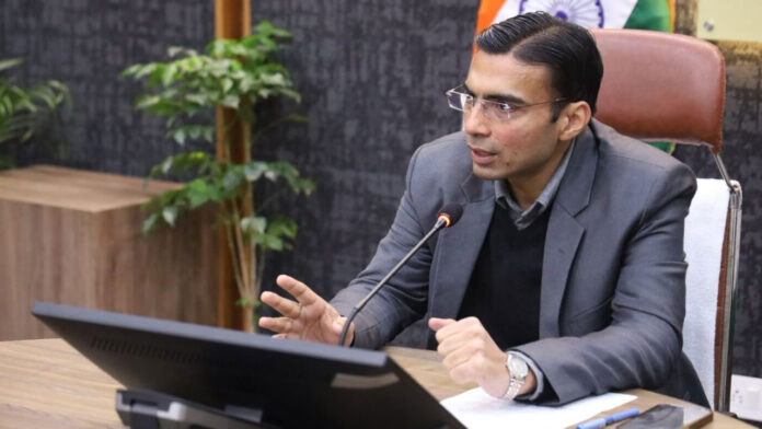 डीएम का बड़ा एक्शन, एक झटके में 827 शस्त्र धारकों के लाइसेंस निरस्त