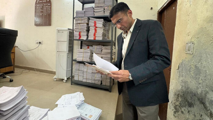 डीएम का सब रजिस्ट्रार कार्यालय ऋषिकेश में औचक निरीक्षण, गंभीर अनियमितताएं उजागर