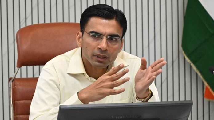 डीएम का कड़ा एक्शन, अवैध वसूली की शिकायत पर पटवारी निलंबित