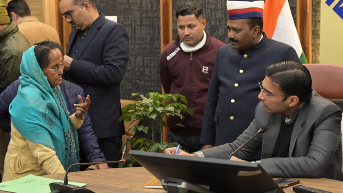 82 वर्षीय बुजुर्ग की सम्पत्ति को रिस्तेदारों ने अपने नाम कर लावारिस छोड़ा, डीएम ने दिलाई राहत