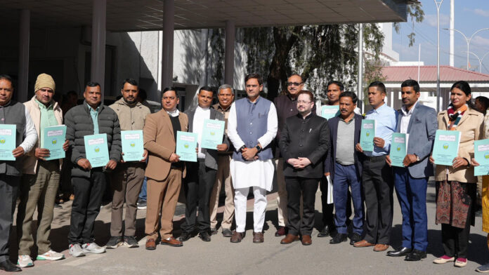 पशुपालन व सेवायोजन विभाग में चयनित कार्मिकों को सौंपे गए नियुक्ति पत्र