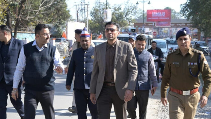 रात में करो खुदाई, सुबह तक भरो गड्ढा : डीएम