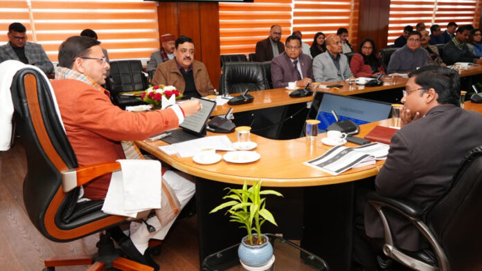 उद्योगपतियों के साथ नियमित संवाद और संपर्क बढ़ाया जाए : मुख्यमंत्री धामी