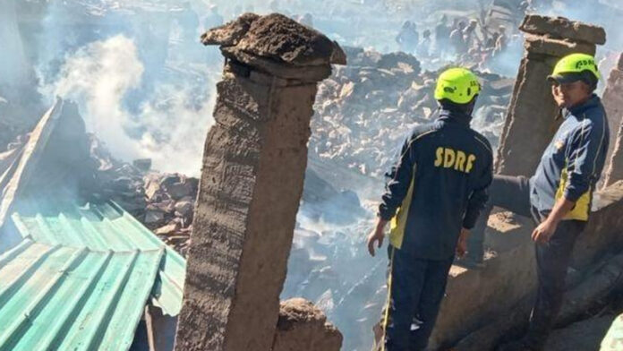 भीषण अग्निकांड में छह भवन सहित अन्न भंडार जलकर राख