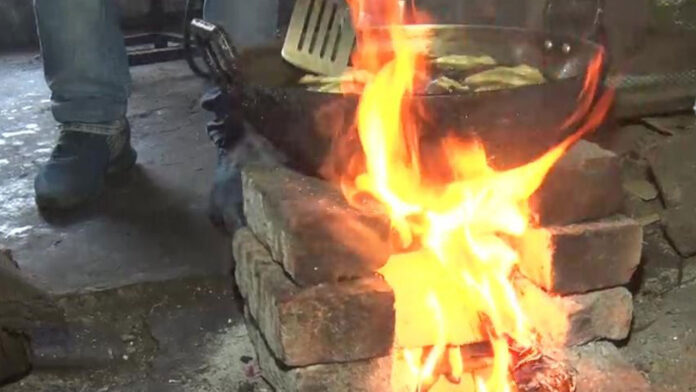 गैस की किल्लतः होटल- ढाबे वाले लकड़ी के चूल्हे से चला रहे काम, दुकानदारी भी हुई आधी