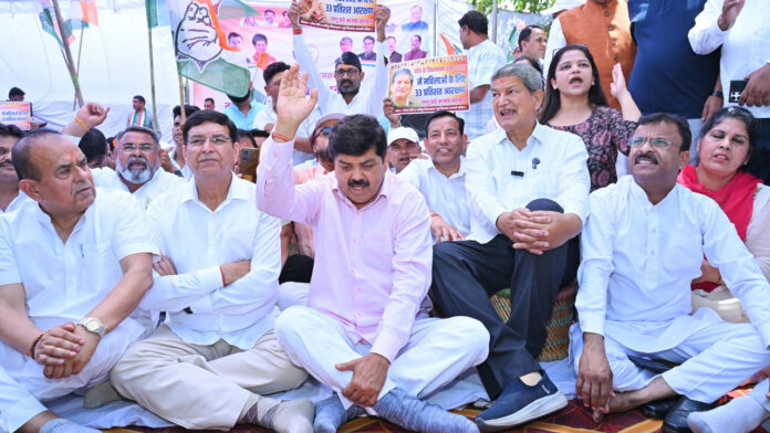 महिलाओं को 33 प्रतिशत आरक्षण दिए जाने की मांग को लेकर कांग्रेस ने दिया धरना