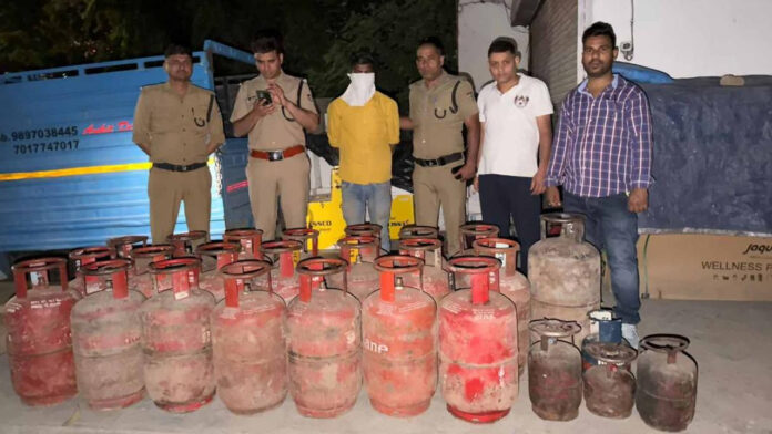 डीएम के निर्देश पर अवैध गैस कारोबार पर बड़ी कार्रवाई