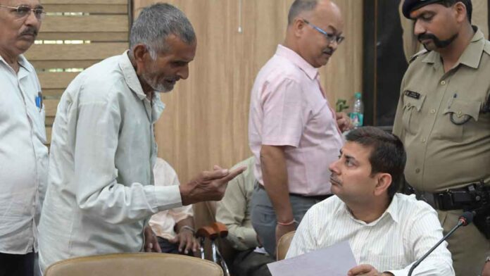 जनता दरबार में छलका बुजुर्ग का दर्द, पुत्र-पुत्रबधू पर उत्पीड़न का आरोप