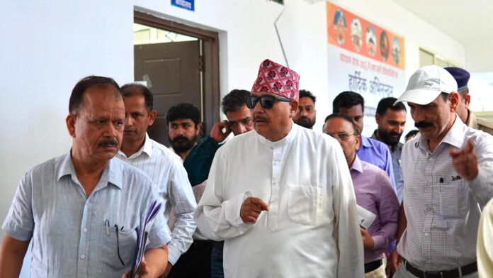 पुलिस कंट्रोल रूम में वायरलेस सेट न होने पर मंत्री खफा