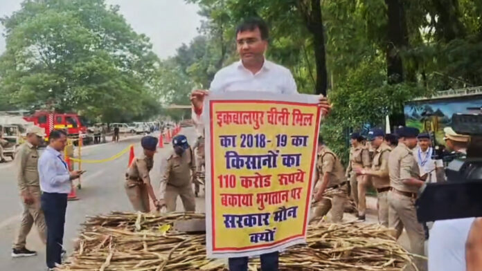 विधायक ने विधानसभा गेट पर पलटी गन्ने की ट्रॉली