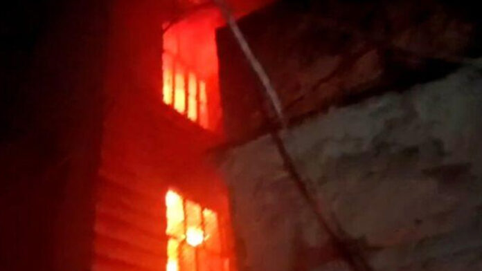 गिफ्ट सेंटर के गोदाम में लगी भीषण आग, भारी नुकसान की आशंका