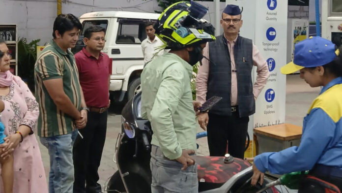 पेट्रोल व डीजल का पर्याप्त है स्टॉक : जिला पूर्ति अधिकारी