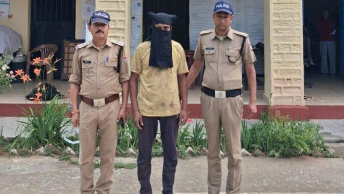 कुल्हाड़ी से अपनी पत्नी की हत्या कर किया आत्मसमर्पण