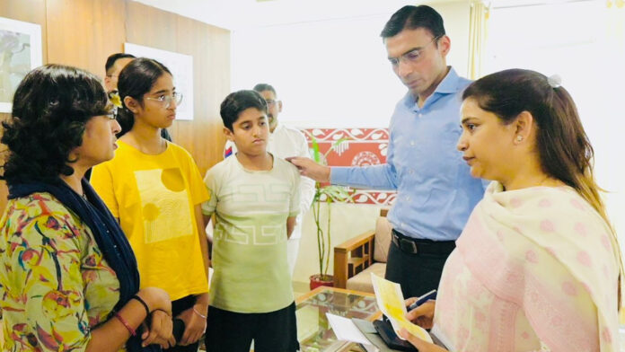 कैंसर पीड़ित को आर्थिक सहायता और बच्चों की शिक्षा में मिला सहारा