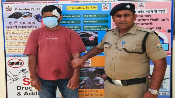 पुरानी रंजिश में एक युवक ने महिला और उसके बेटे पर चाकू से वार कर किया घायल