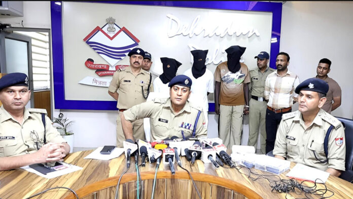 कोबरा गैंग के दो विदेशी पैडलरों सहित तीन गिरफ्तार