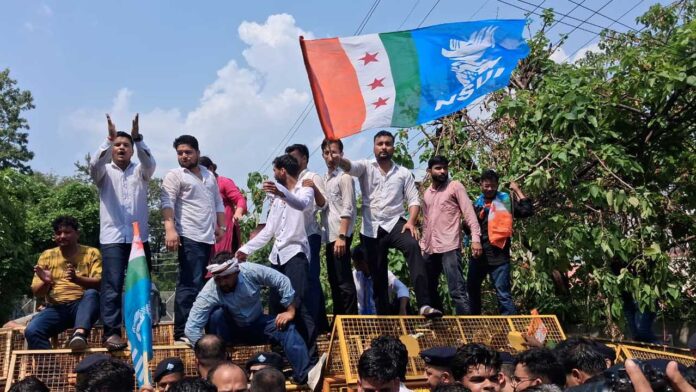 नीट पेपर लीक मामले को लेकर एनएसयूआई ने सचिवालय घेरा